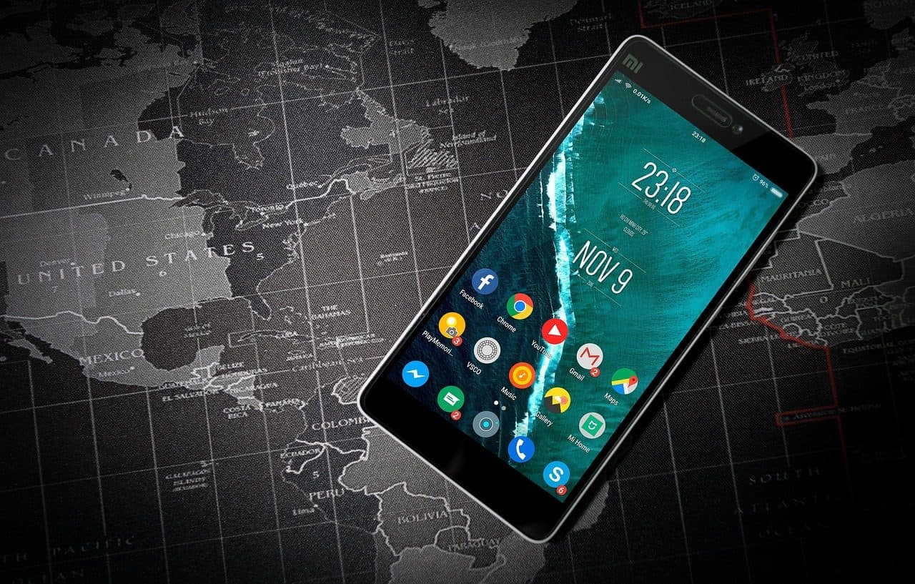 Um smartphone a mostrar um ecrã de ícones de apps