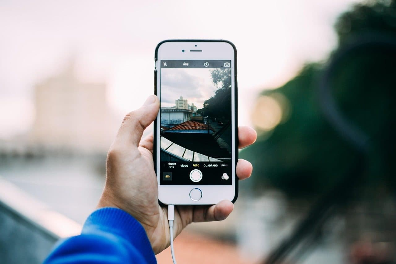 Uma mão a segurar um smartphone