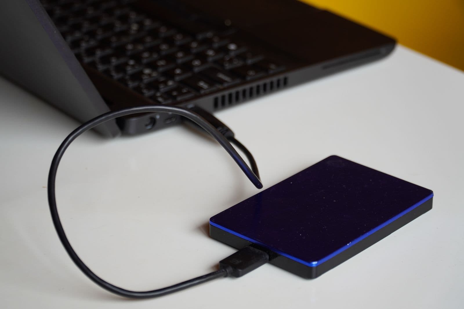 Um disco rigido externo ligado a um portatil. Recupere para um disco diferente daquele que esta a salvar, para nunca sobrescrever os ficheiros que esta a tentar guardar.